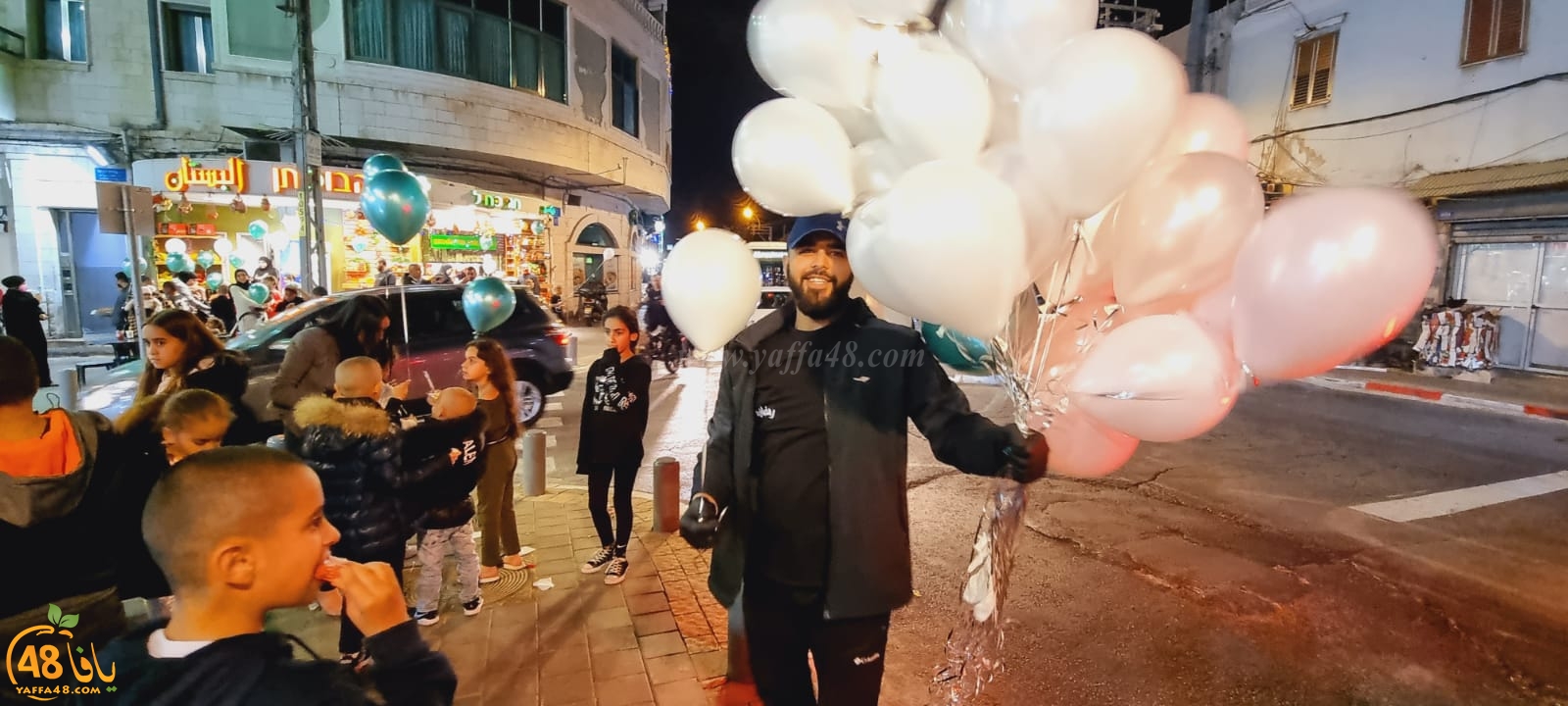  فيديو: بمناسبة حلول رمضان - توزيع الحلوى والهدايا على المارة في شارع ييفت بيافا